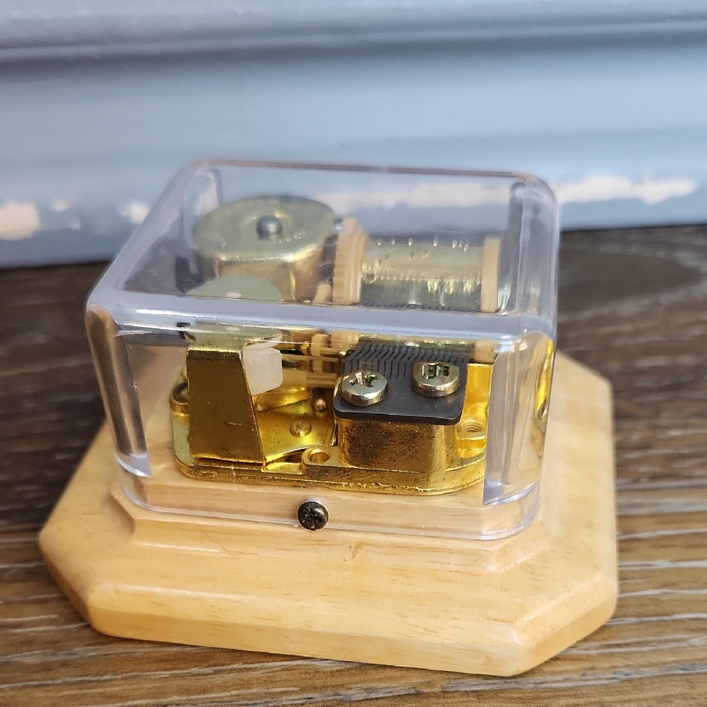 Sankyo Music Box Plays You've Got A Friend